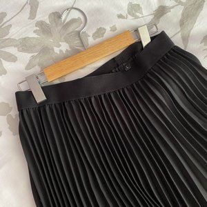 Black Solid Longline Pleated Skirt - WOMENS LARGE - NEVER WORN